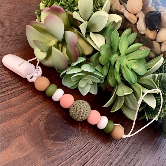 Silicone Pacifier Clip - Picture 1 of 1